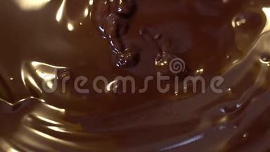 巧克力。 混合熔融液体优质黑巧克力。 关闭液体热巧克力漩涡。 糖果
